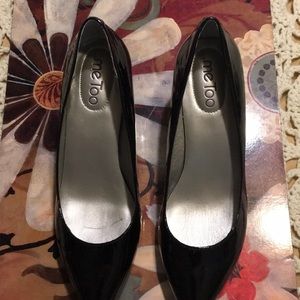 “ME TOO” black patent leather pumps 71/2- 8